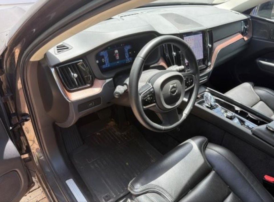 2023 Volvo XC60 B5 Ultimate Dark Theme