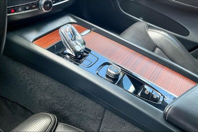 2023 Volvo XC60 B5 Ultimate Dark Theme