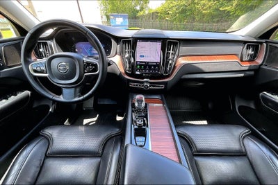 2023 Volvo XC60 B5 Ultimate Dark Theme
