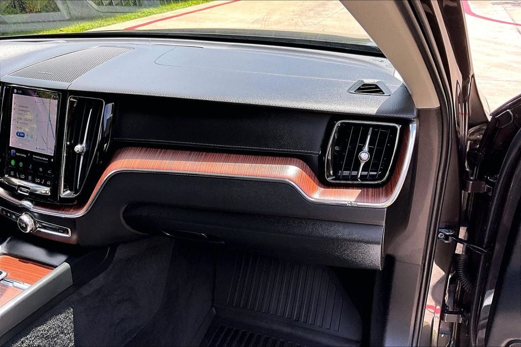2023 Volvo XC60 B5 Ultimate Dark Theme