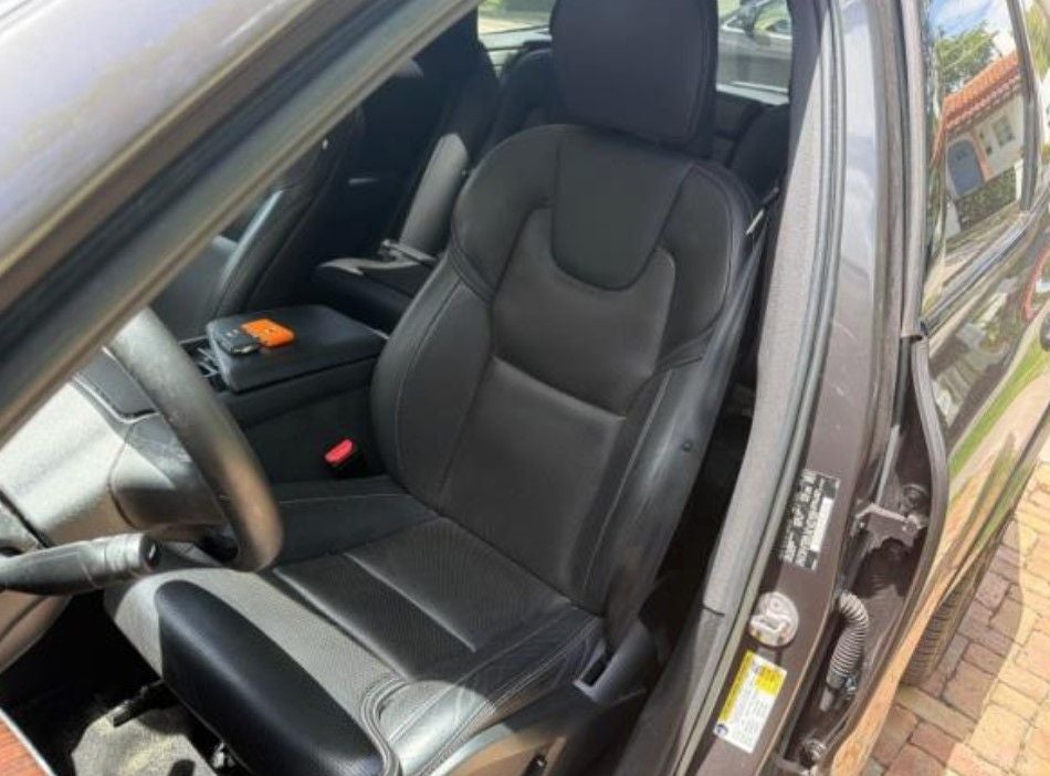2023 Volvo XC60 B5 Ultimate Dark Theme