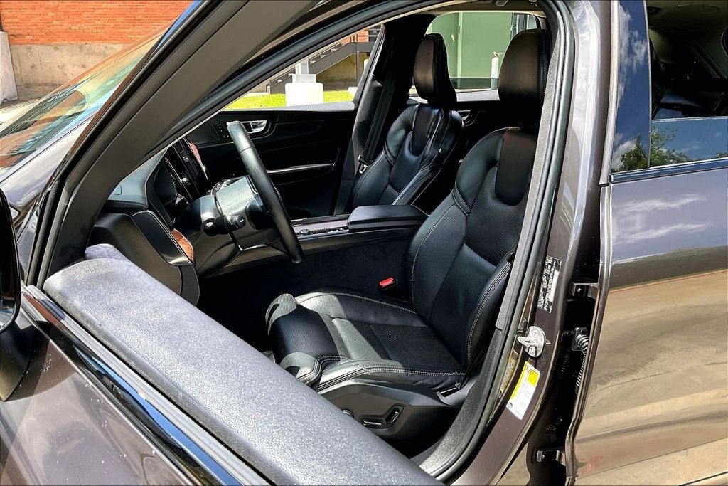 2023 Volvo XC60 B5 Ultimate Dark Theme