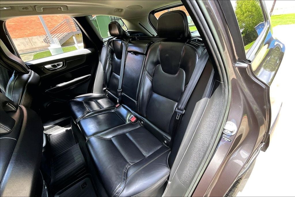 2023 Volvo XC60 B5 Ultimate Dark Theme