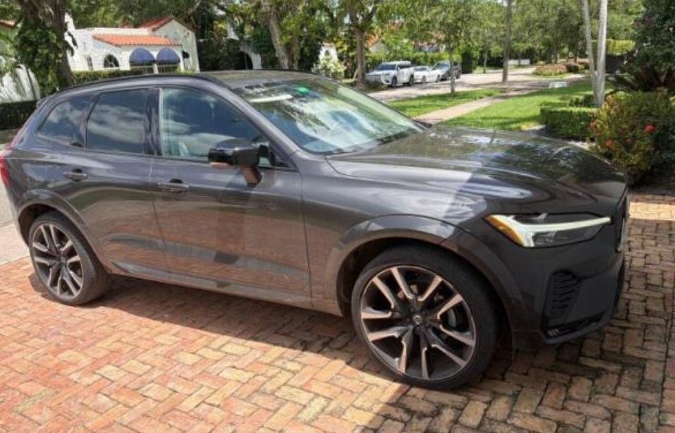 2023 Volvo XC60 B5 Ultimate Dark Theme