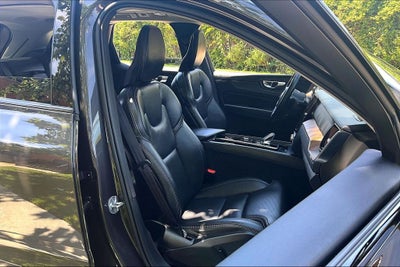 2023 Volvo XC60 B5 Ultimate Dark Theme