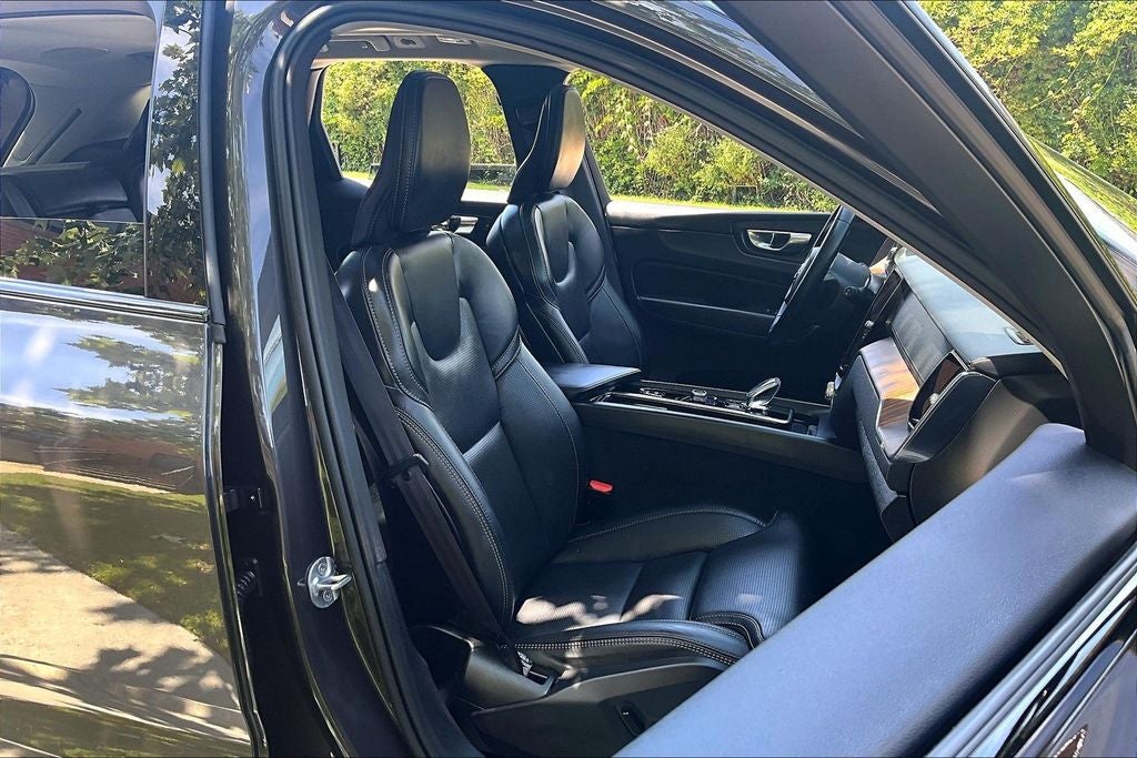 2023 Volvo XC60 B5 Ultimate Dark Theme