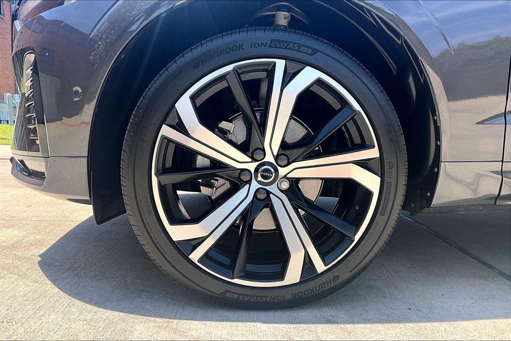 2023 Volvo XC60 B5 Ultimate Dark Theme