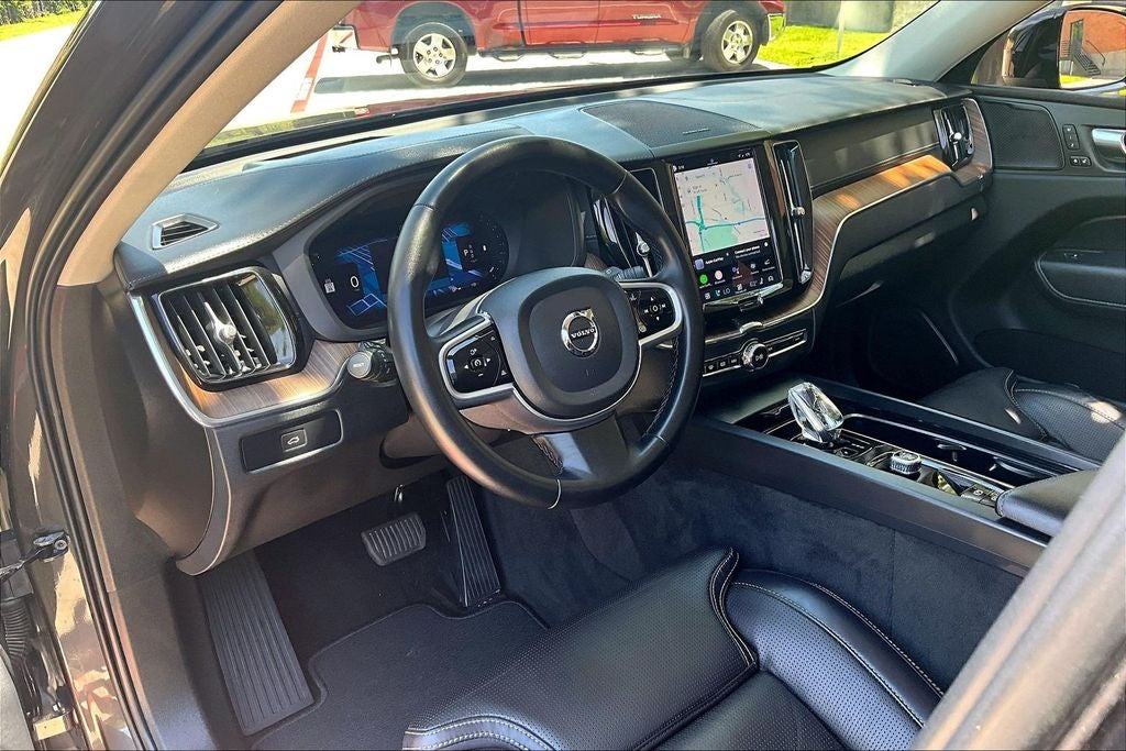 2023 Volvo XC60 B5 Ultimate Dark Theme