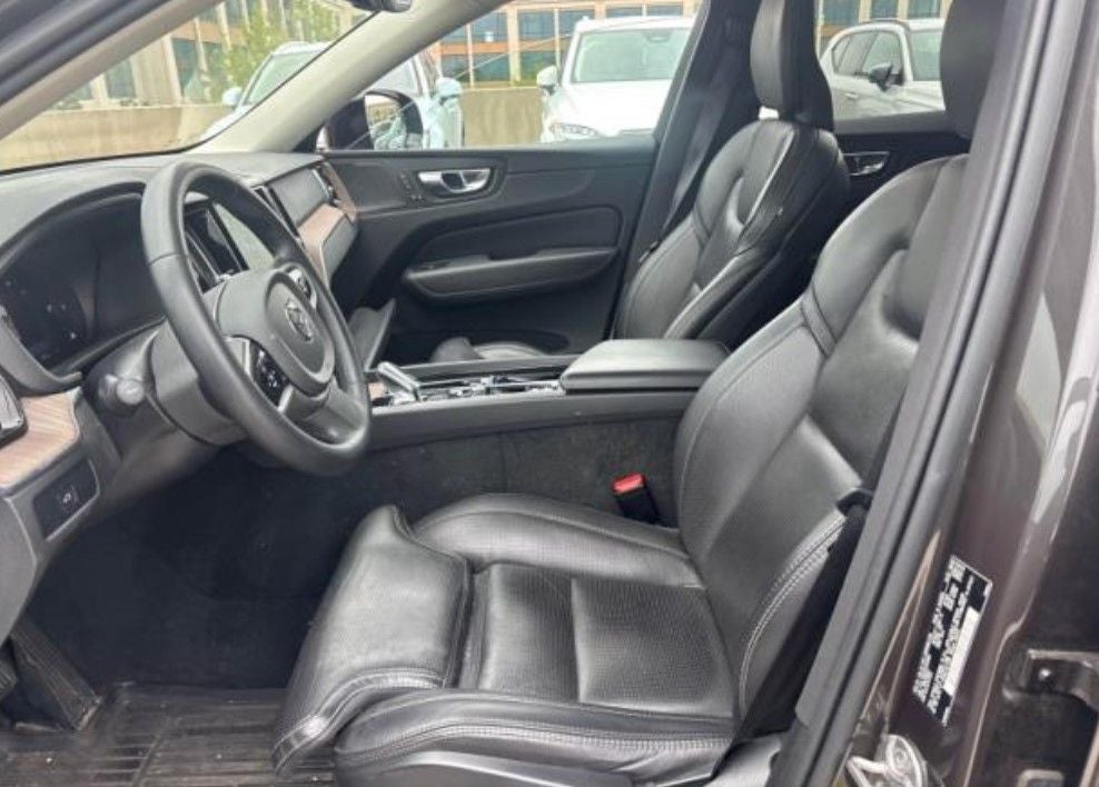 2023 Volvo XC60 B5 Ultimate Dark Theme