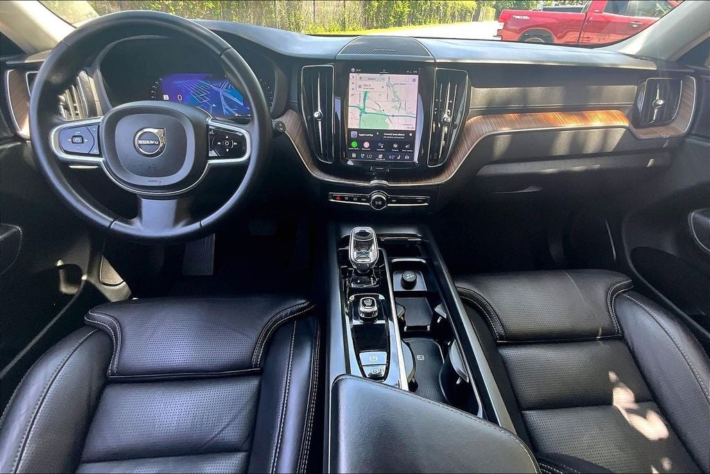 2023 Volvo XC60 B5 Ultimate Dark Theme