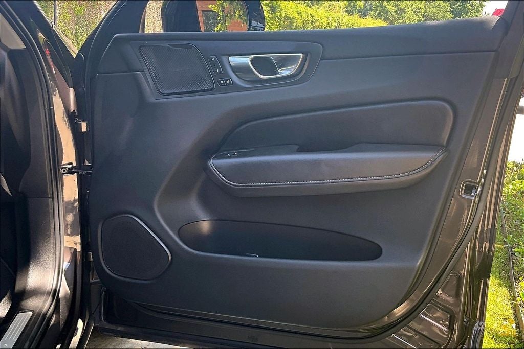 2023 Volvo XC60 B5 Ultimate Dark Theme
