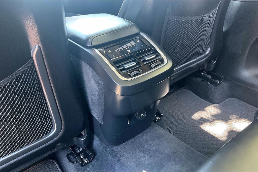 2023 Volvo XC60 B5 Ultimate Dark Theme