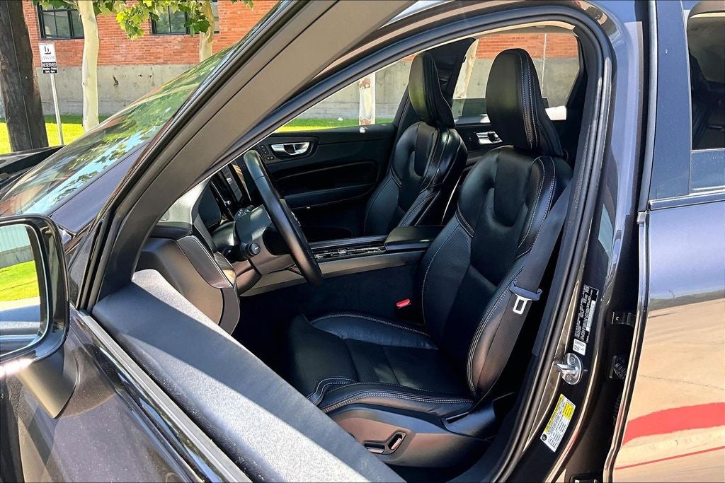 2023 Volvo XC60 B5 Ultimate Dark Theme