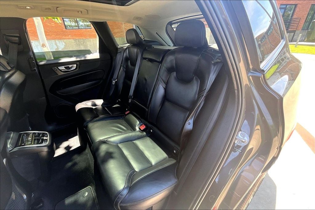 2023 Volvo XC60 B5 Ultimate Dark Theme