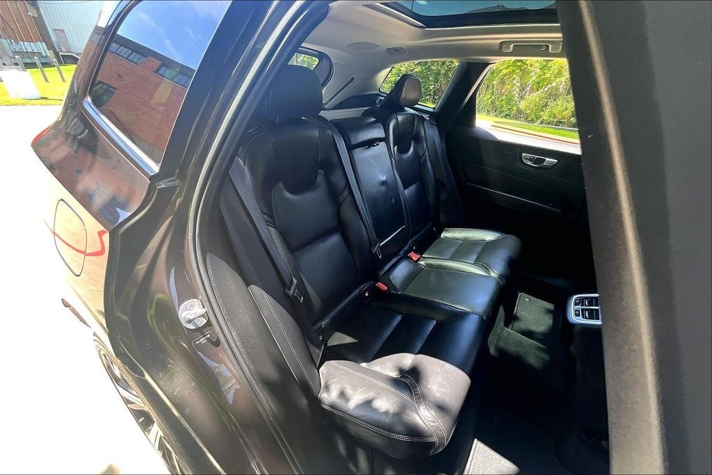 2023 Volvo XC60 B5 Ultimate Dark Theme