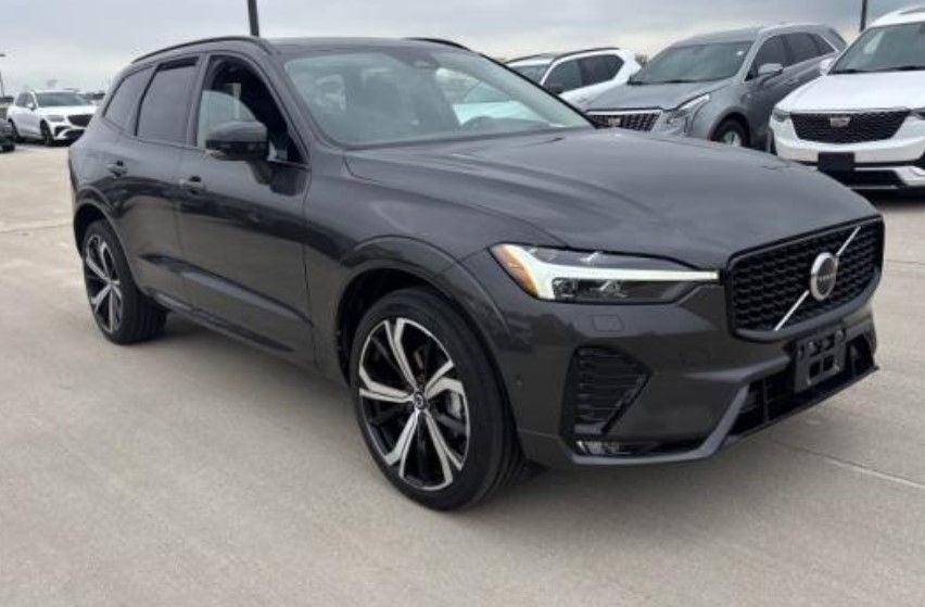 2023 Volvo XC60 B5 Ultimate Dark Theme