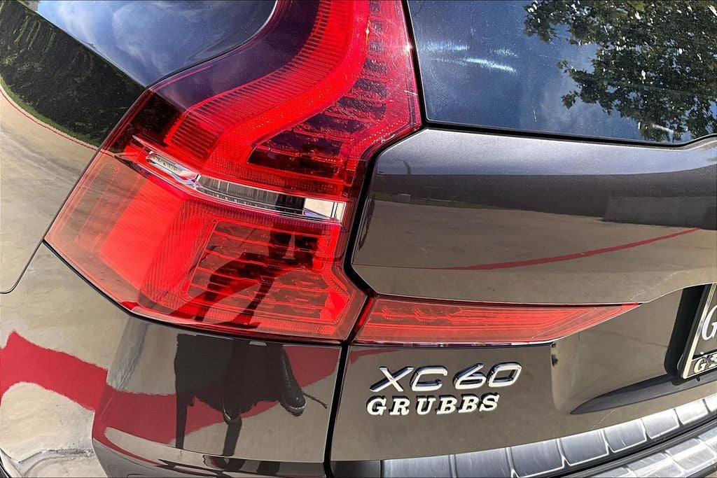 2023 Volvo XC60 B5 Ultimate Dark Theme