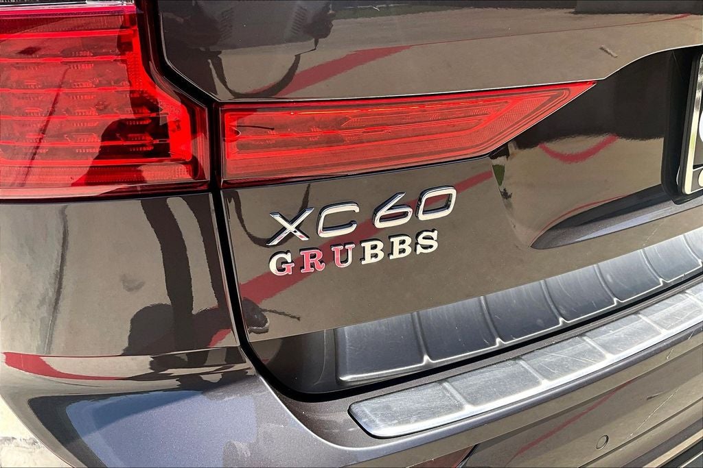 2023 Volvo XC60 B5 Ultimate Dark Theme