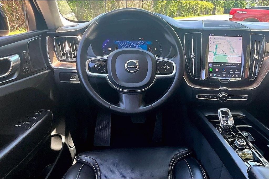 2023 Volvo XC60 B5 Ultimate Dark Theme