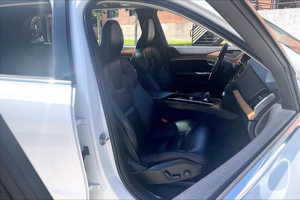 2024 Volvo XC90 B5 Plus