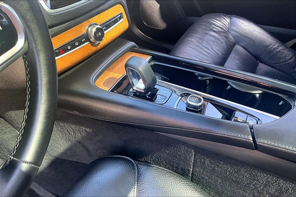 2024 Volvo XC90 B5 Plus