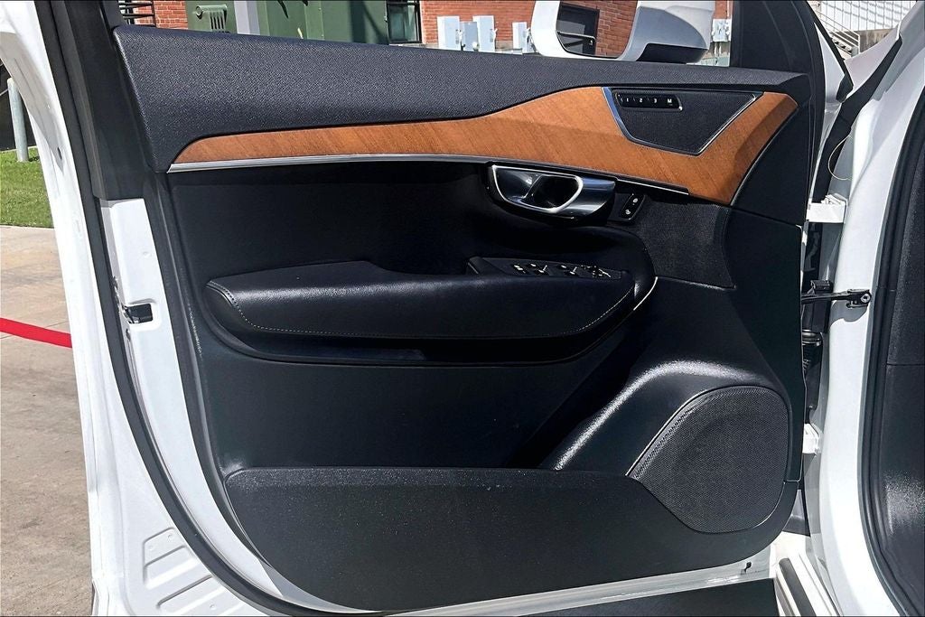 2024 Volvo XC90 B5 Plus