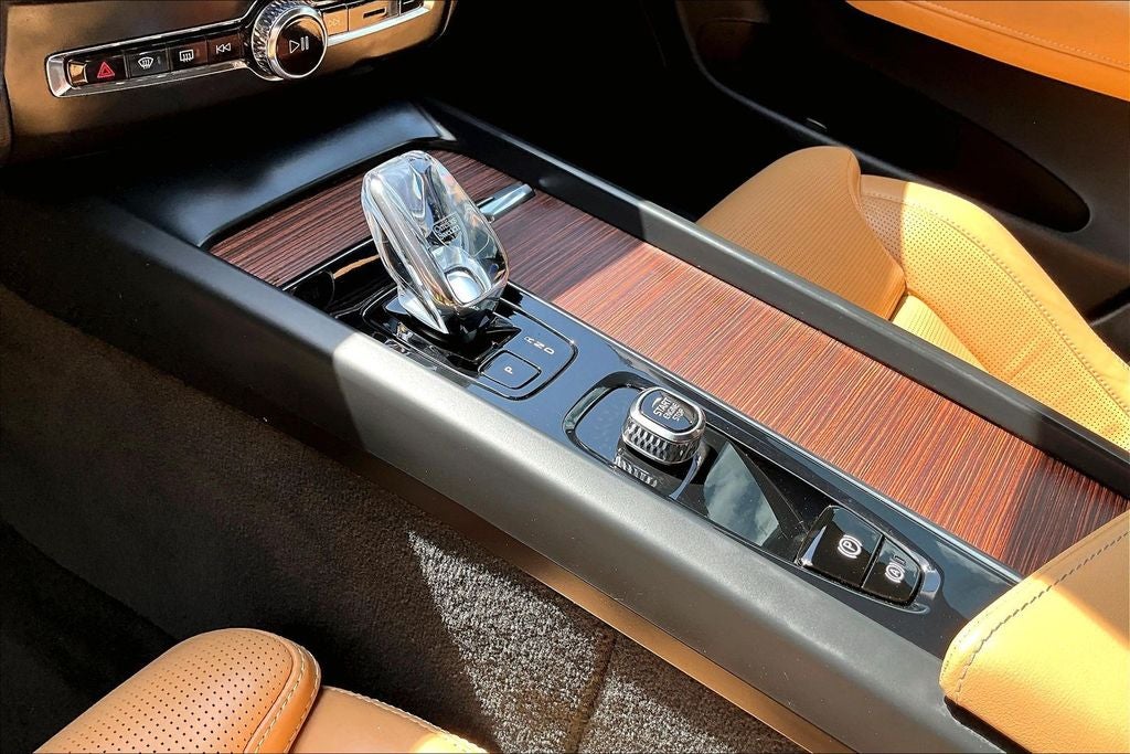 2023 Volvo XC60 B5 Ultimate Bright Theme