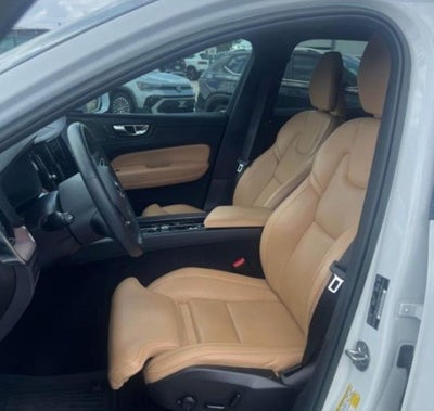 2023 Volvo XC60 B5 Ultimate Bright Theme