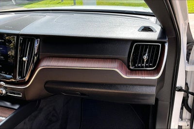 2023 Volvo XC60 B5 Ultimate Bright Theme