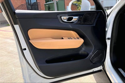 2023 Volvo XC60 B5 Ultimate Bright Theme