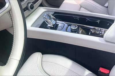 2023 Volvo XC60 B5 Ultimate Bright Theme