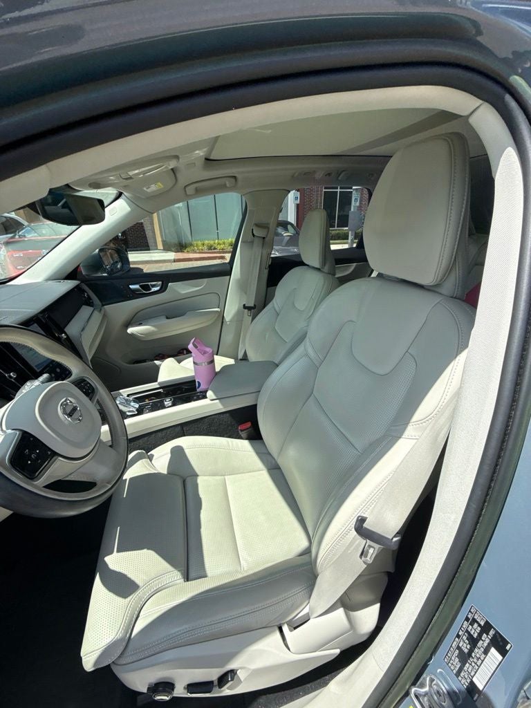 2023 Volvo XC60 B5 Ultimate Bright Theme