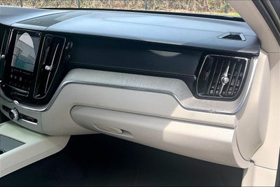 2023 Volvo XC60 B5 Ultimate Bright Theme