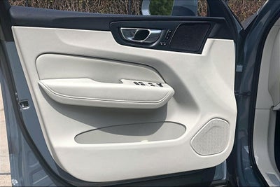 2023 Volvo XC60 B5 Ultimate Bright Theme