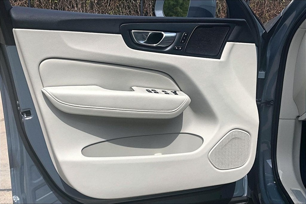 2023 Volvo XC60 B5 Ultimate Bright Theme