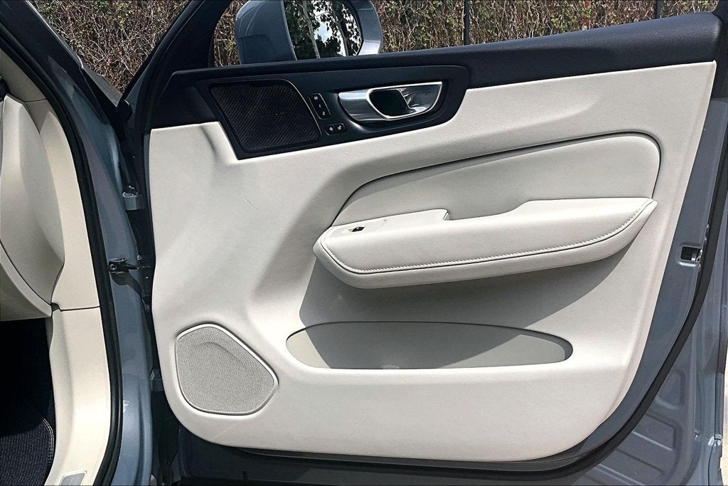 2023 Volvo XC60 B5 Ultimate Bright Theme