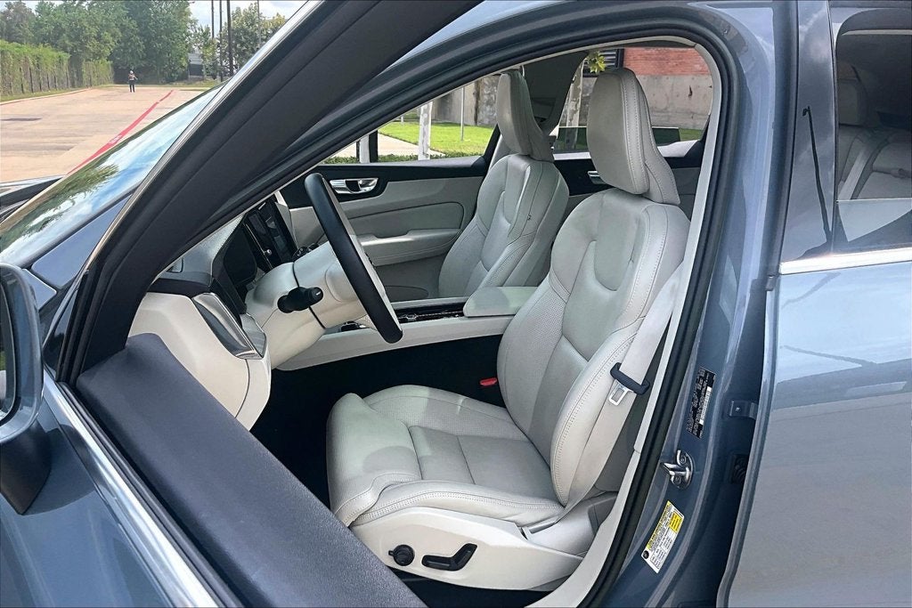 2023 Volvo XC60 B5 Ultimate Bright Theme