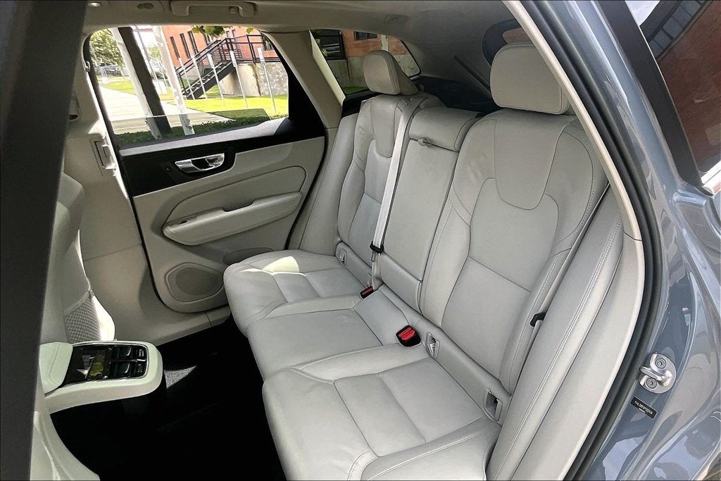 2023 Volvo XC60 B5 Ultimate Bright Theme