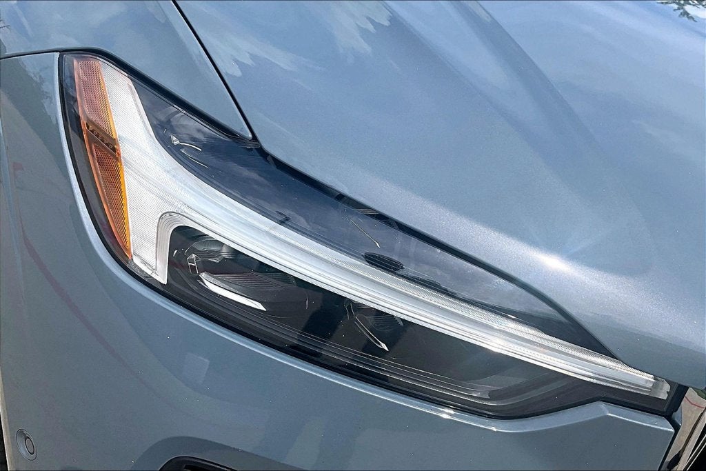 2023 Volvo XC60 B5 Ultimate Bright Theme