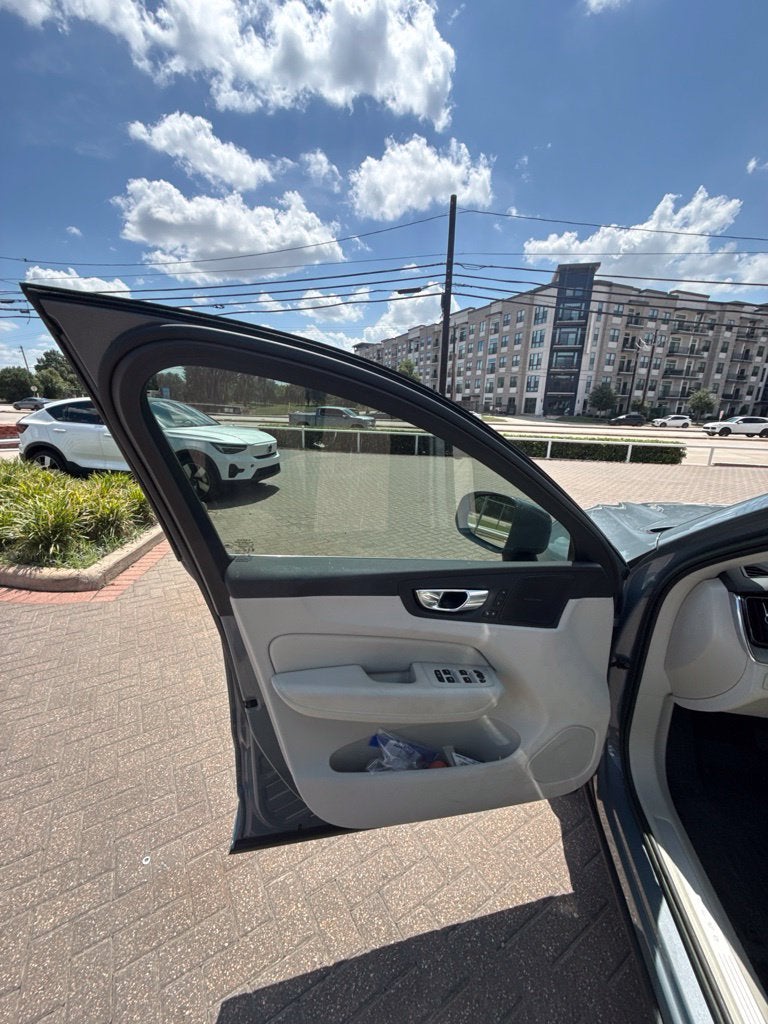 2023 Volvo XC60 B5 Ultimate Bright Theme