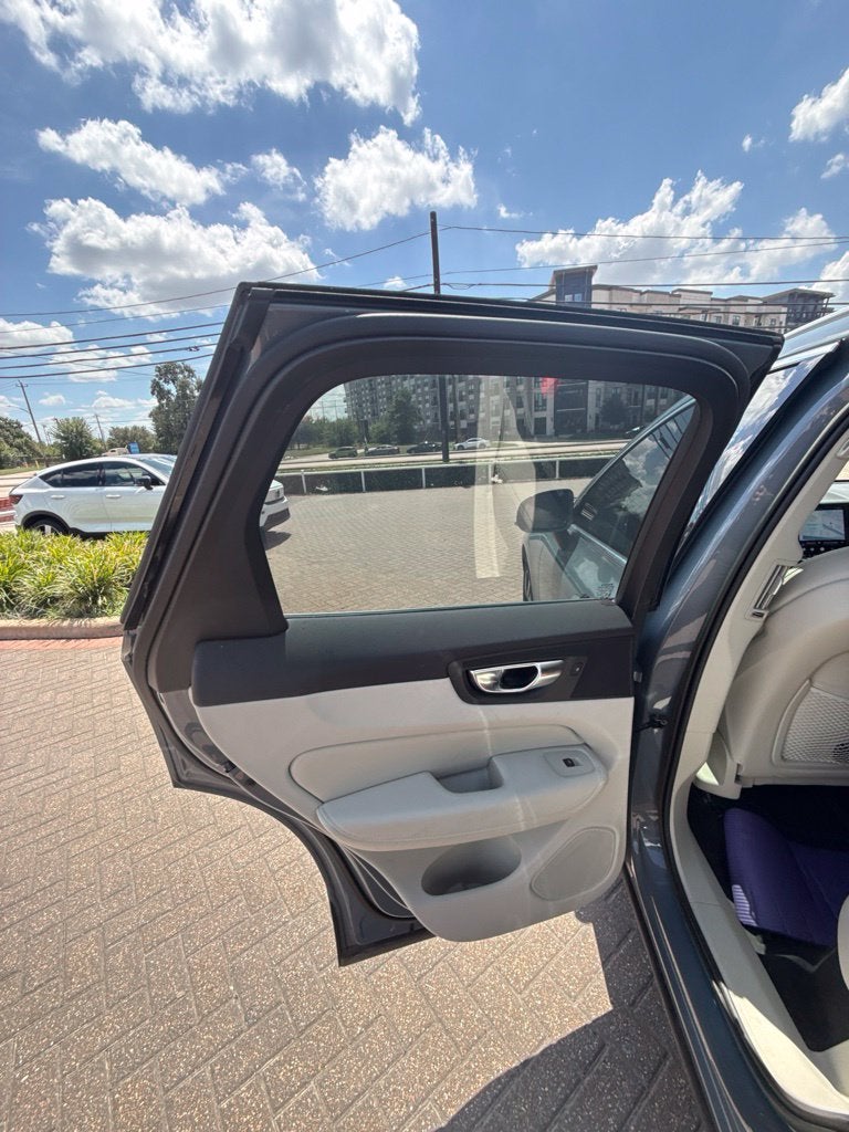 2023 Volvo XC60 B5 Ultimate Bright Theme