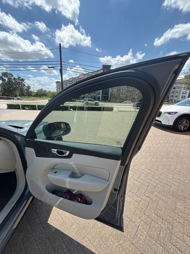 2023 Volvo XC60 B5 Ultimate Bright Theme
