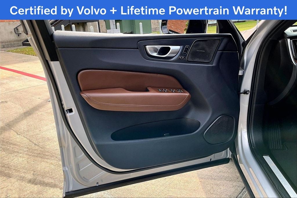 2024 Volvo XC60 B5 Plus Dark Theme