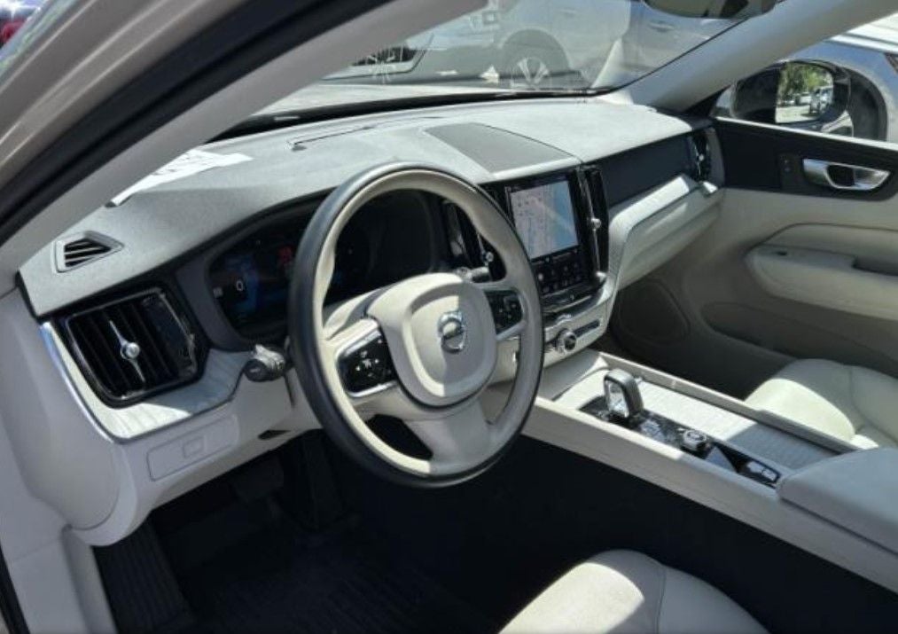 2024 Volvo XC60 B5 Plus Dark Theme