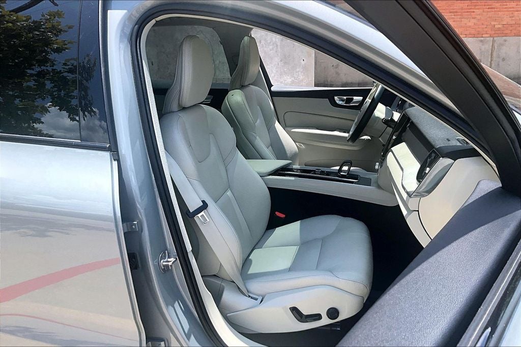 2024 Volvo XC60 B5 Plus Dark Theme