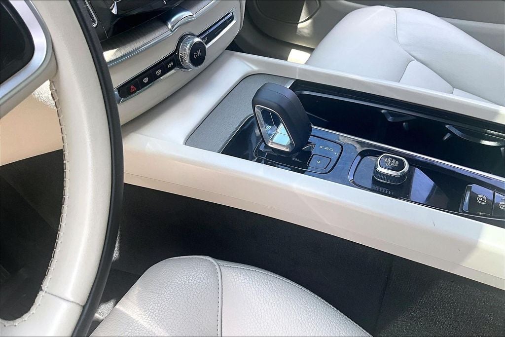 2024 Volvo XC60 B5 Plus Dark Theme