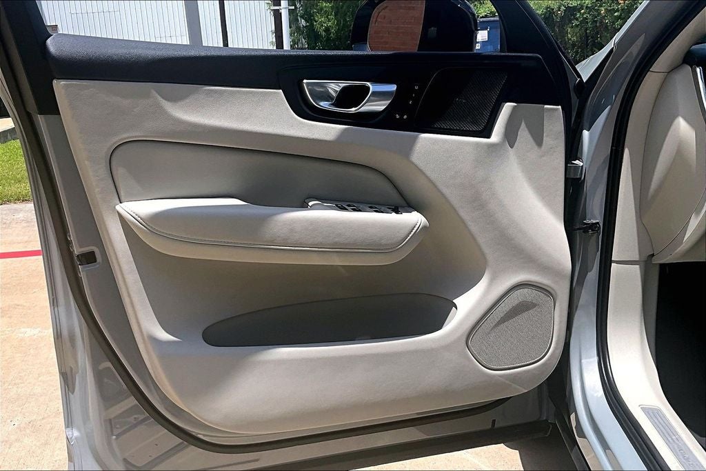 2024 Volvo XC60 B5 Plus Dark Theme