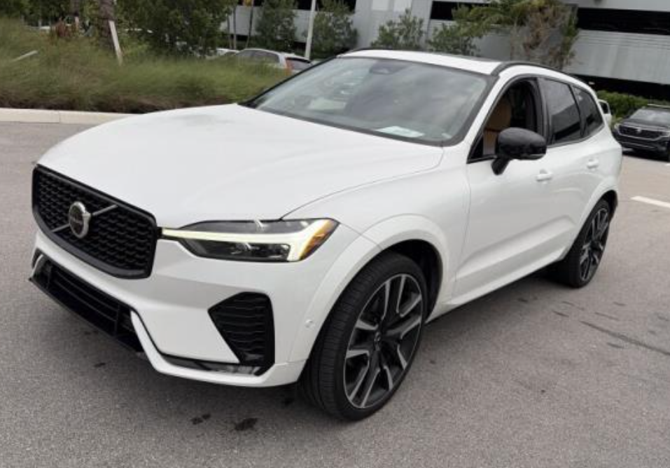 2024 Volvo XC60 B5 Ultimate Dark Theme