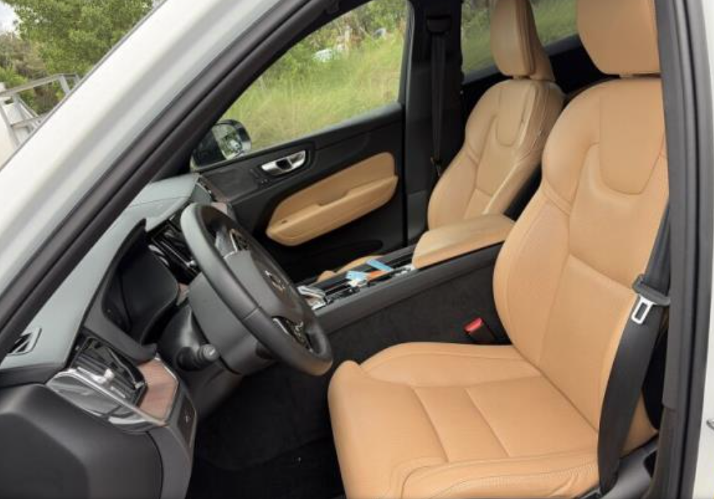 2024 Volvo XC60 B5 Ultimate Dark Theme