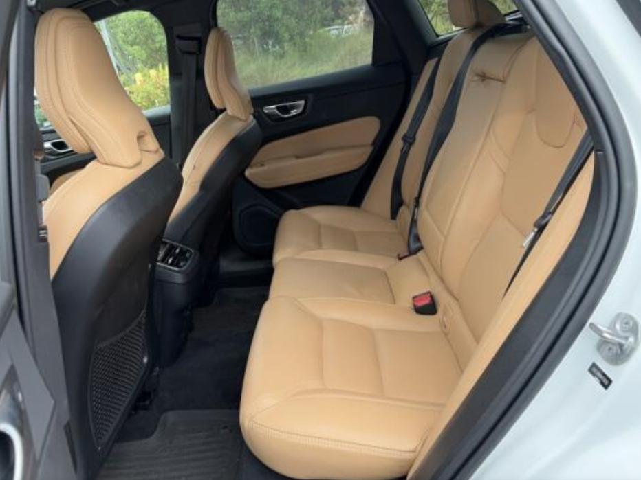 2024 Volvo XC60 B5 Ultimate Dark Theme